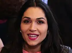 Lela Loren interprète Danica Harlan.