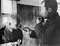 Kirpichnikov allumant la cigarette de Karl Lennart Oesch