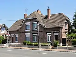 Des habitations groupées par deux.