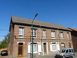 Des habitations groupées par trois.