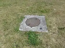 La tête de puits matérialisée.