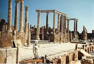 Scène et pulpitum en 1993. À gauche, muret décoré de la tête de Liber Pater, à côté statue d'un des Dioscures