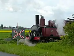 La locomotive CDN 36 au terminus provisoire de la ligne, au passage à niveau reconstruit en août 2017.