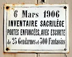 Plaque sur la porte de l'eglise.