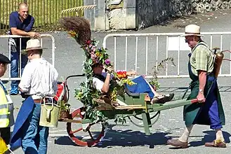 Course de brouettes.