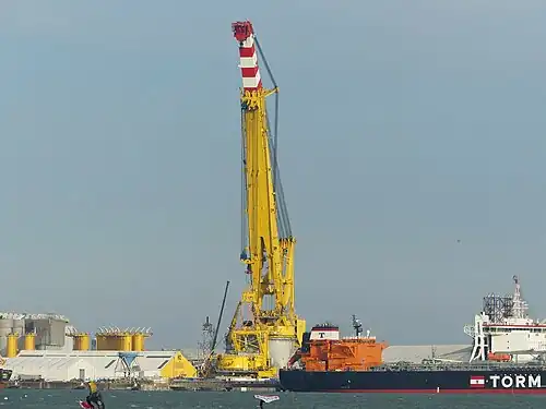 Chargement d'un « colis lourd » par le navire-grue Les Alizés, au môle d'escale en 2024.