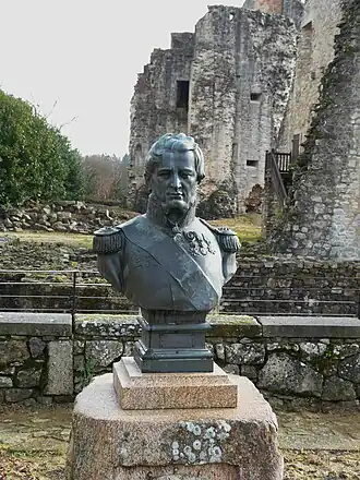 Buste d'Amédée de Pérusse des Cars (1790-1868), général, devant le château des Cars