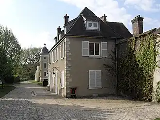 Autre vue, avec une tour subsistante du château du XIXe&nbsp;siècle en arrière plan.