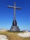 Croix de métal et lumineuse érigée à l'extrémité de la presqu'île, face au village des Escoumins, sur la Côte-Nord.