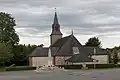 L'église Notre-Dame-de-Toute-Aide et le monument aux morts.