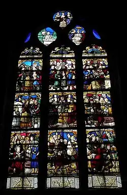 Photo d'un vitrail à 3 lancettes et tympan à 3 ajours représentant l'histoire de Suzanne, en commençant au tympan