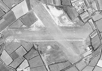 Aérodrome des Sables d'Olonne le 03 septembre 1971 avec deux pistes en herbe balisées