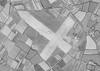 Aérodrome des Sables d'Olonne le 27 août 1961avec deux pistes en herbe avec inscription "LES SABLES"