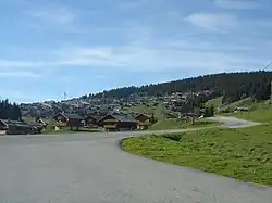 Le final de l’ascension s’effectue dans la station des Saisies.