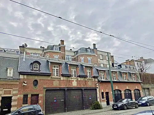 Les chambres de bonnes mansardées et les garages pour chauffeurs du square du Bois sont situés aux nos&nbsp;24-44 de l'Avenue Legrand, à l'arrière du square.