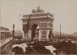 Catafalque et castrum doloris de Victor Hugo sous l'Arc de Triomphe, lors de ses funérailles, le 31 mai 1885. Cet événement a lieu durant les quelques années où est installé au sommet du monument une maquette d'un projet du groupe monumental d'Alexandre Falguière : le Triomphe de la Révolution.