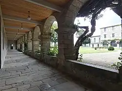 Vue d'une allée du cloître et du jardin intérieur