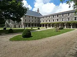 Vue du jardin, de la chapelle et du couvent en 2021
