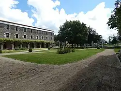 Vue générale du parc et de l'aile est du couvent en 2021