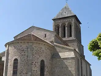 L'église vue de la place.