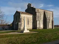 Vue du sud. L'extension de nef est à gauche, à l'entrée.