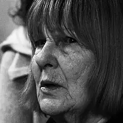 Photographie noir et blanc en gros plan de profil d'une femme blanche aux cheveux mi-longs