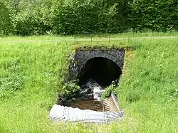 Après être passée sous la RD 982, la Liège passe sous l'ancienne voie ferroviaire.