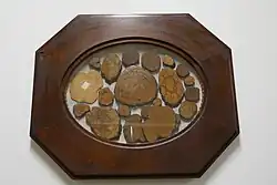 Rondelles de bois disposées dans un cadre octogonal en bois