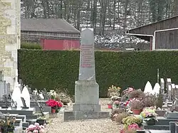 Le monument aux morts, au cimetière.