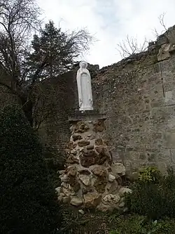 Statue de la Vierge, devant l'église.
