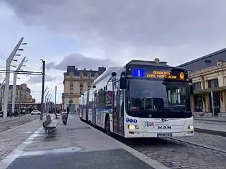 Photographie d'un bus de la ligne no&nbsp;1 stationné devant la Gare de Bordeaux.