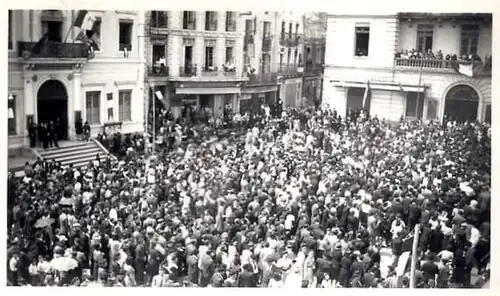 Foule rassemblée devant l'hôtel de ville, le 21 août 1944.