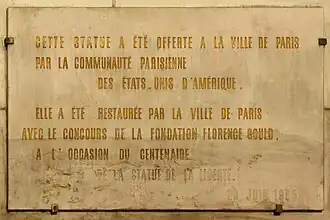 La plaque sur le piédestal.