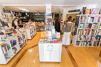Photographie de l’intérieur de la librairie L'Euguélionne, à Montréal, au Canada.
