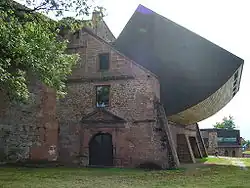 Mise en valeur culturelle avec salles de conférences et de spectacles.