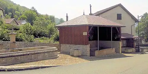 La fontaine-lavoir.