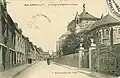 Liffré ː la rue de La Bouëxière et l'église au début du XXe&nbsp;siècle (carte postale).