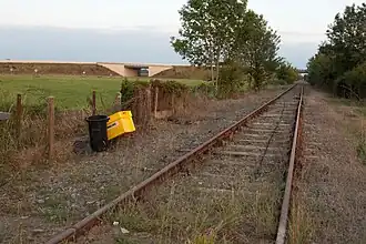 La ligne ferroviaire de Morcenx à Bagnères-de-Bigorre et la déviation de la RD 935.