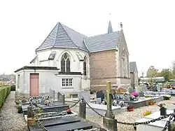 Église dans son cimetière.