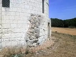 Photographie en couleur d'une porte percée dans un mur courbe.