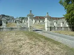 Photographie en couleurs d'un muret rythmé par des piliers