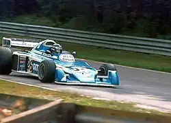 Photo d'une monoplace bleue et blanche en piste, vue depuis l'avant.