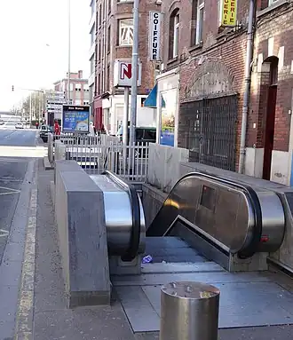 Une des entrées de la station.