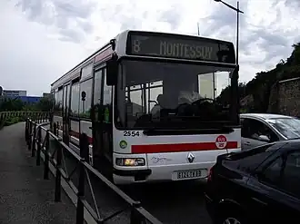 Photographie couleur d'un bus blanc et rouge numéroté 8 et en direction de Montessuy.