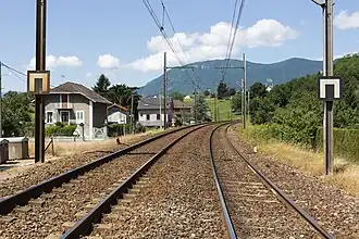 La ligne de la Maurienne vue depuis le passage-à-niveau de Chamousset en direction du tunnel de Chamousset et de Saint-Pierre-d'Albigny.