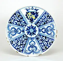 Assiette à quartiers blanc/bleu et blason polychrome, Ligurie, première moitié du XVIIIe&nbsp;siècle.
