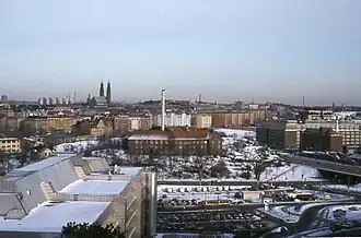 Liljeholmstorget en 1984 avec Södermalm en arrière-plan.