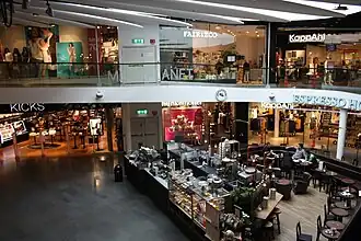 Le centre commercial, 2016.