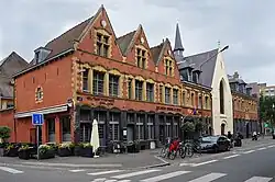 Hospice gantois édifié en 1462 et maisons du XVIIe&nbsp;siècle, rue de Paris
