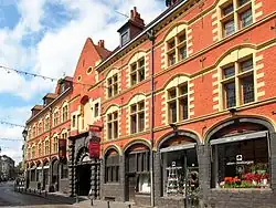 La façade extérieure, rue de la Monnaie